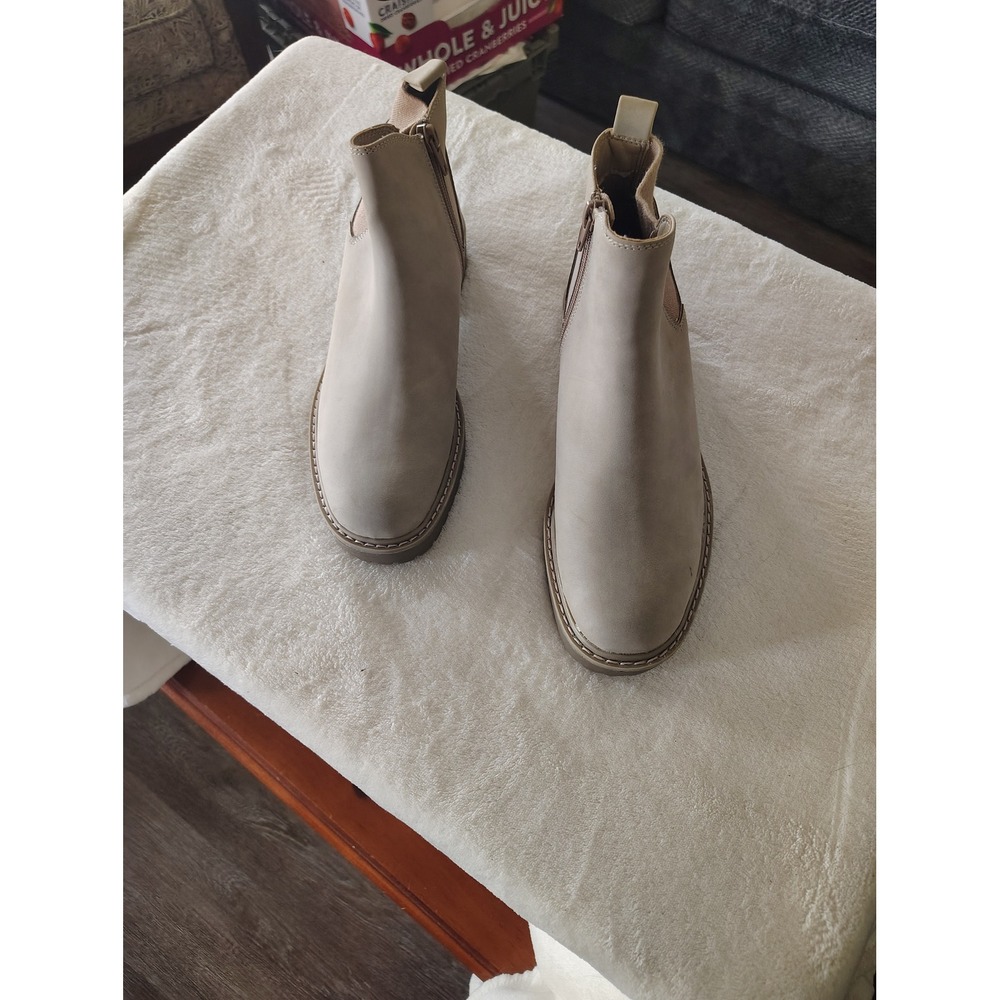 Time and Tru Womens Beige Taupe Chelsea Ankle Boots Lug Sole Size 7.5